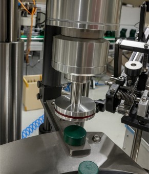 固体除臭剂自动旋盖机