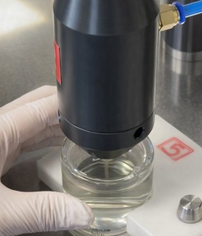 半自动香水锁口机