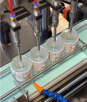 全自动四头香水灌装机